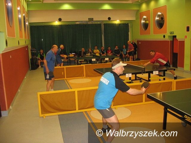 Wałbrzych: VIP–owie przy stołach tenisowych
