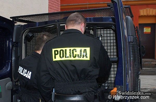 Jedlina-Zdrój: Łup: konsola do gry, butla gazowa oraz dwa mikrofony