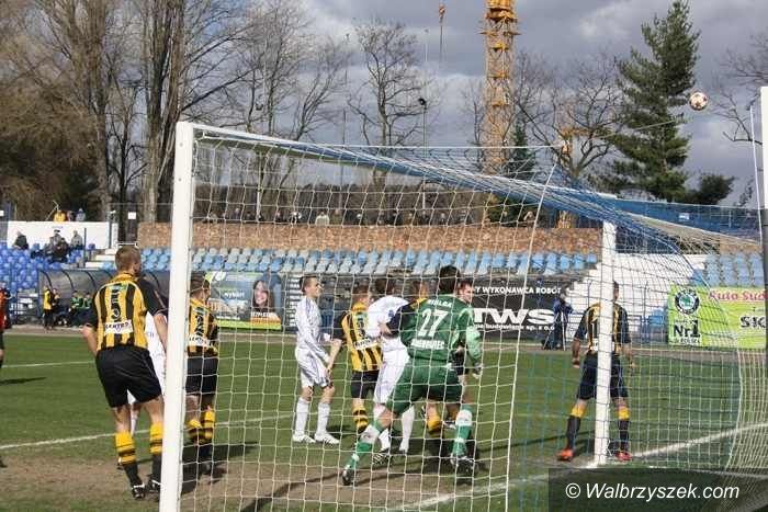 II-liga piłkarska: Górnik Wałbrzych wciąż bez zwycięstwa na wiosnę, podsumowanie piłkarskiej II–ligi