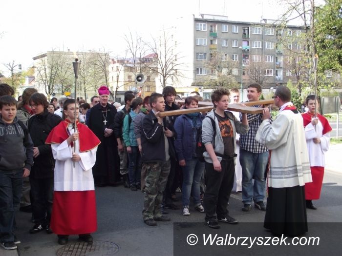 REGION - Dzierżoniów: Młodzi wierni nieśli krzyż