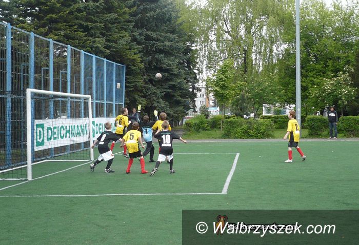 Boguszów-Gorce/Wrocław: Chłopcy i dziewczęta z Boguszowa w piłkę kopią