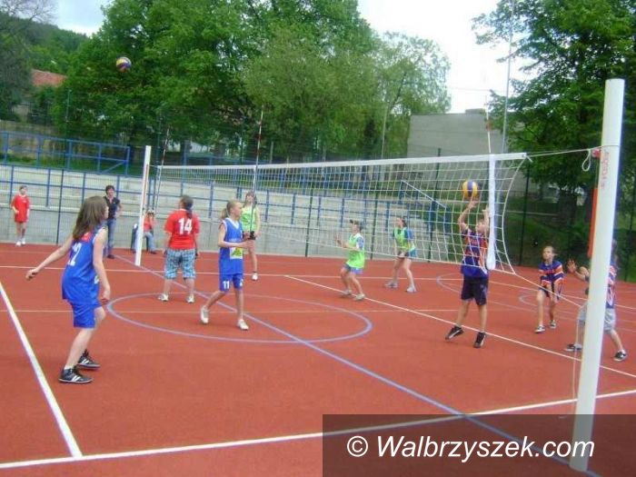 Wałbrzych: Gimnazjalistki „jedynki” najlepsze w wiosennych zmaganiach siatkarskich