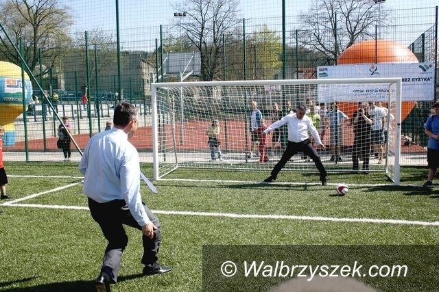 Wałbrzych: Chłopcy w piłkę kopią...