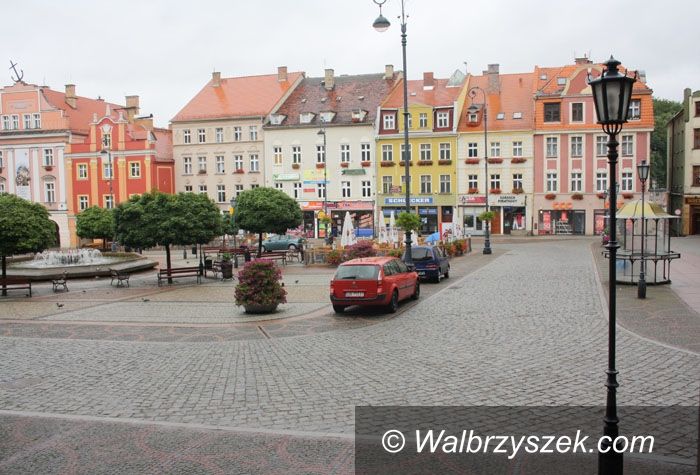 Wałbrzych: Opustoszały Rynek w niedzielne południe