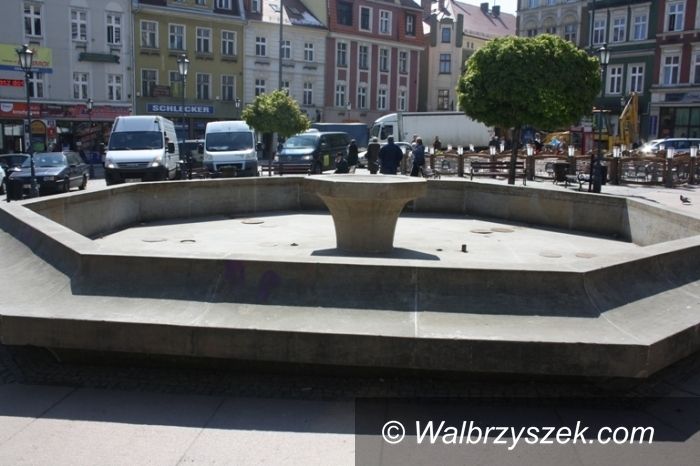 Wałbrzych: Kierowcy swobodnie parkują w Rynku