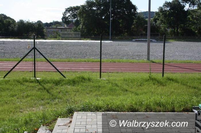 REGION, Szczawno-Zdrój: Budowa boiska w Szczawnie–Zdroju znacznie się opóźni