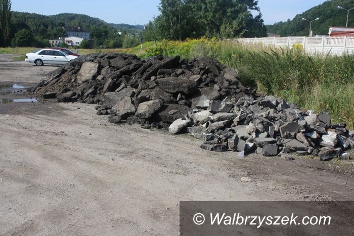Wałbrzych: Przy braku miejsc parkingowych w centrum miasta, każdy sposób dobry na zaparkowanie pojazdu