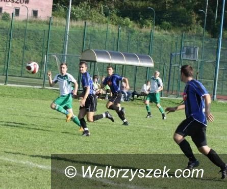 REGION: Piłkarska klasa okręgowa: MKS coraz bliżej czołówki