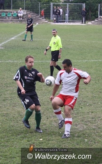 REGION: Piłkarska klasa B: Szlagier w Świebodzicach