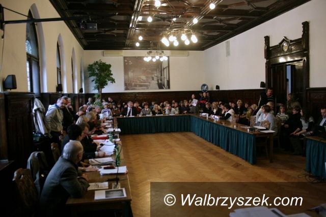 Wałbrzych: Kilka godzin dyskusji o oświacie niewiele zmieniło