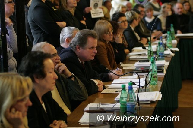 Wałbrzych: Odejdą honorowo czy ich wyrzucą?