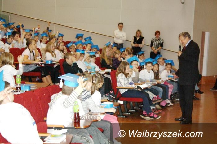 Wałbrzych: Mirosław Hermaszewski zainaugurował rok akademicki Unikids