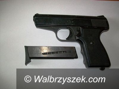 Głuszyca: Policja przejęła nielegalną broń, tytoń i spirytus