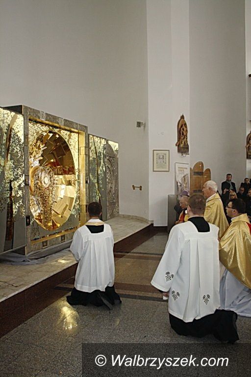 Wałbrzych: Ołtarz Gwiazda Kazachstanu w Sanktuarium Relikwii Drzewa Krzyża Świętego