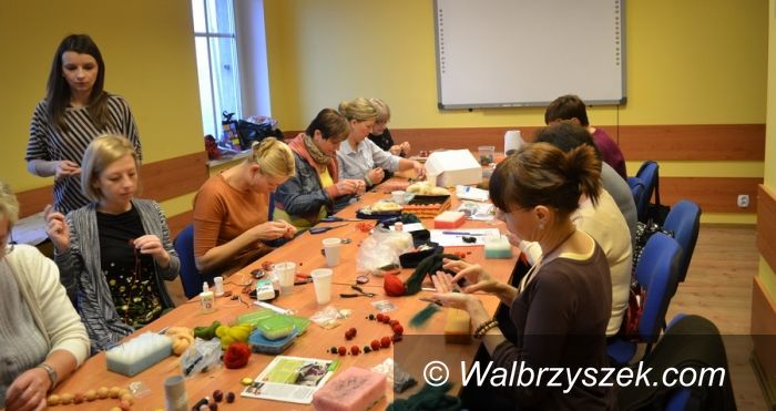 REGION, Walim: Z filcu uczynić pasję, czyli warsztaty pod hasłem „Artystyczne pasje mieszkanek Walimia”
