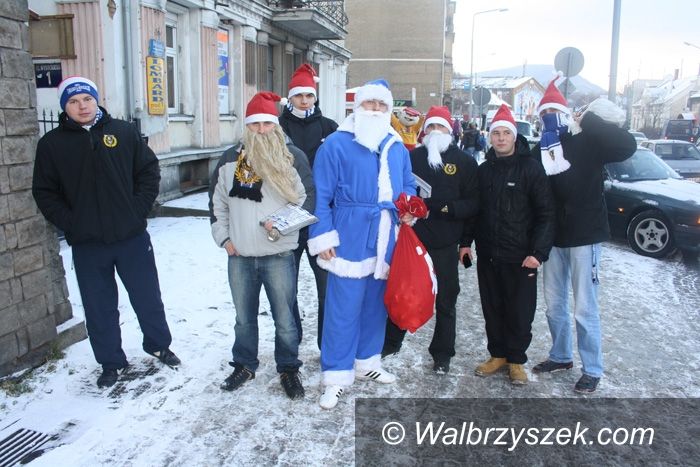 Wałbrzych: Biało–niebieski Mikołaj rozdawał prezenty