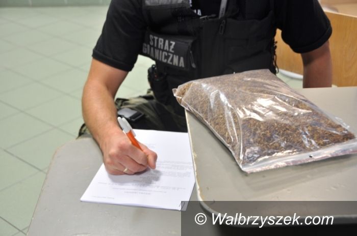 Wrocław: Pasażerka z blisko dwoma kilogramami tytoniu w bagażu