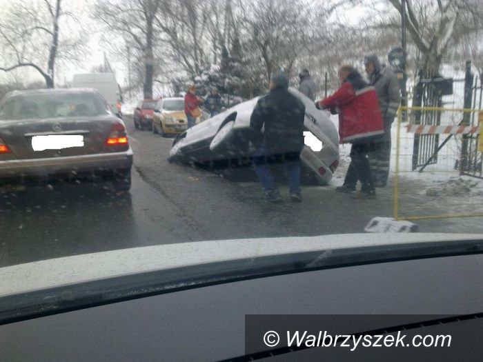 Wałbrzych: Auto w wykopie