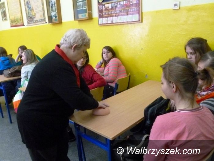 Wałbrzych: Profilaktyka raka piersi wśród uczennic PG nr 3  i podopiecznych Hufca Pracy w Wałbrzychu