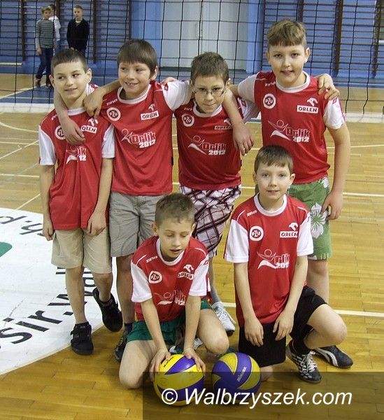 Wałbrzych: Dwójki grały w mini siatkówkę