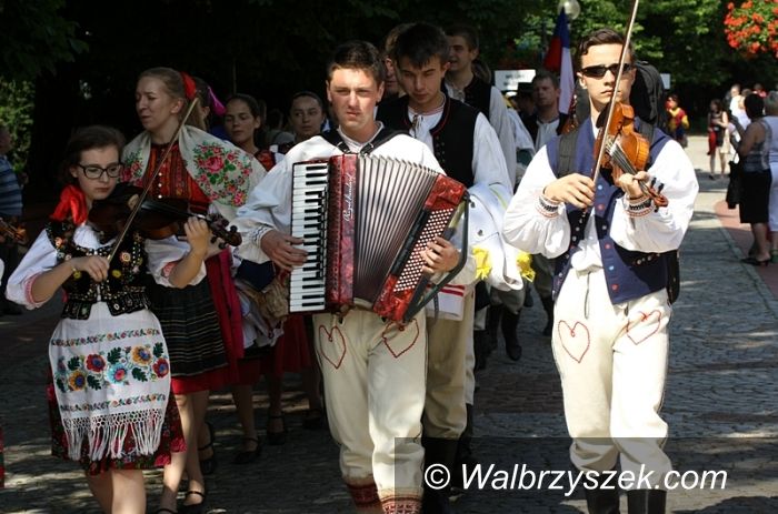 Szczawno Zdrój: Korowód na deptaku w Szczawnie–Zdroju