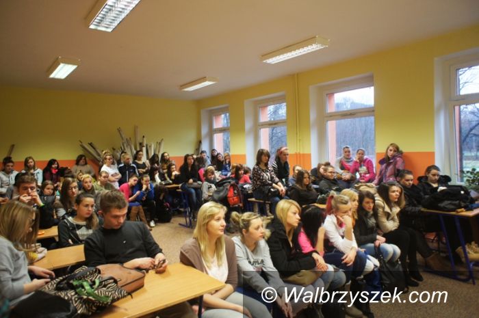 Wałbrzych: Posłanka Szymiec–Raczyńska rozmawiała z wałbrzyską młodzieżą o antykoncepcji