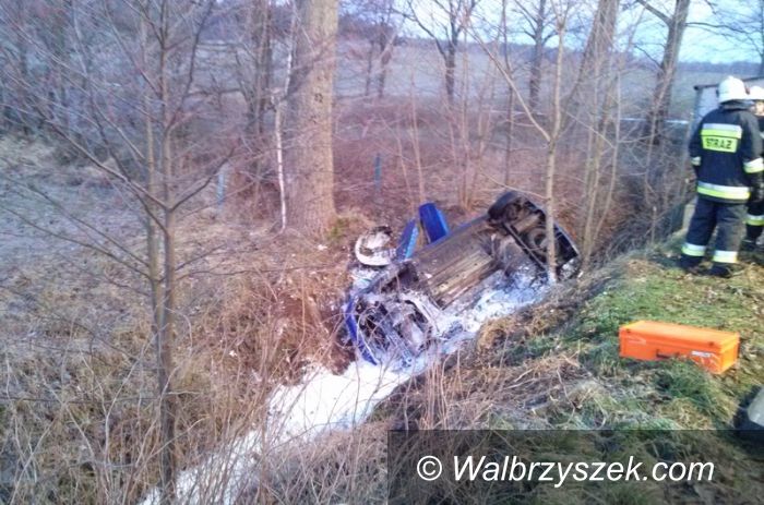 REGION, Stare Bogaczowice: Auto dachowało w Starych Bogaczowicach