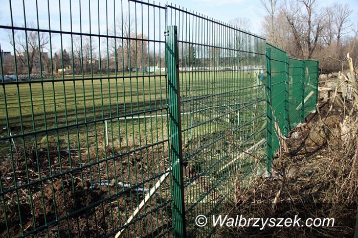 Wałbrzych: Stadion Czarnych z ogrodzeniem