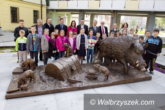 Świdnica: Świdnica: Dziki na skwerze  przy ul. Franciszkańskiej