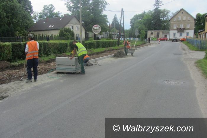 REGION, Stare Bogaczowice: Remont chodnika w Starych Bogaczowicach