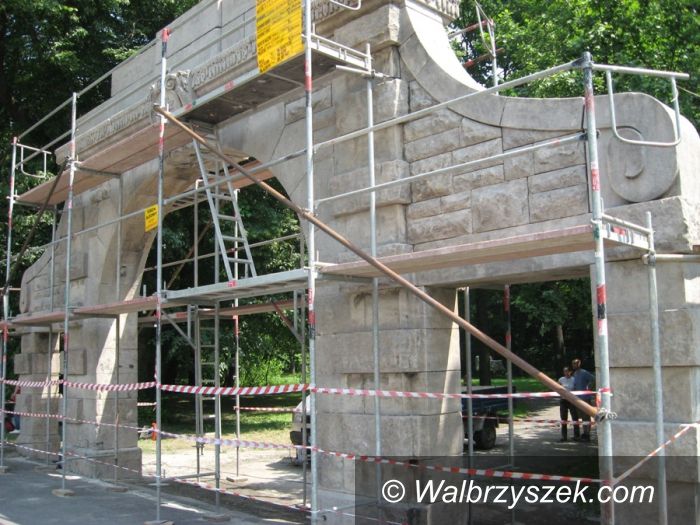 Wałbrzych: Zabytkowa brama do Parku odnowiona