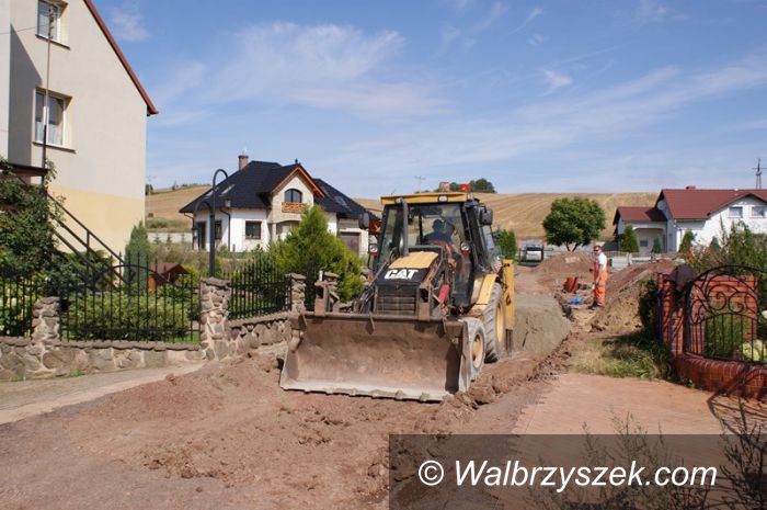 REGION, Stare Bogaczowice: Odbudowują drogę w Starych Bogaczowicach