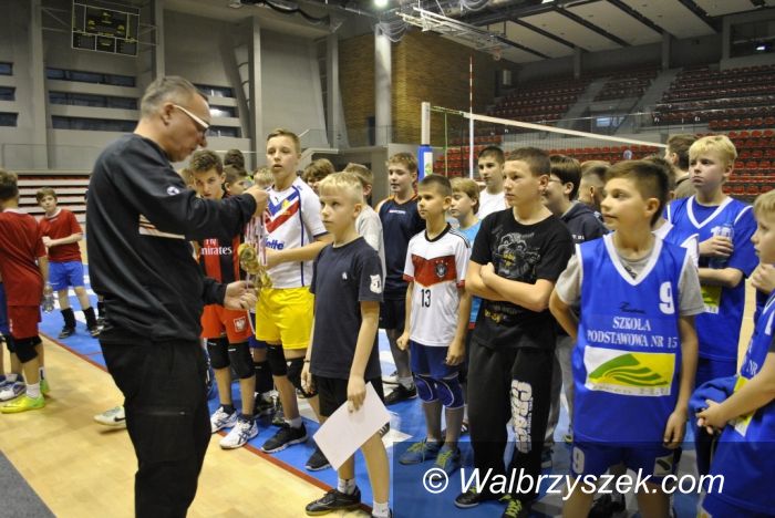 Wałbrzych: Grały siatkarskie „czwórki”