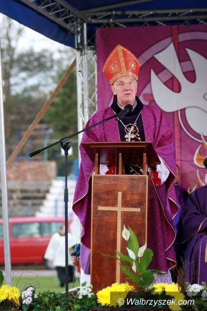 REGION: Biskup Ignacy Dec wycofał się z komitetu honorowego „Marszu w Obronie Demokracji i Wolności Mediów”