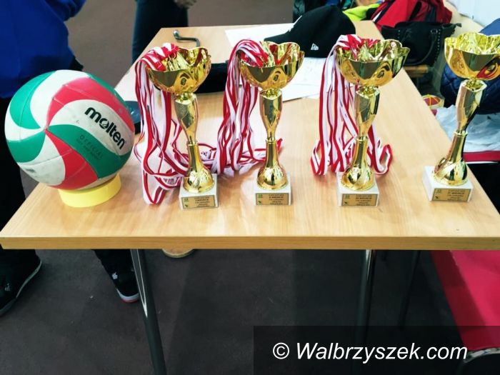 Wałbrzych: Grały siatkarskie trójki