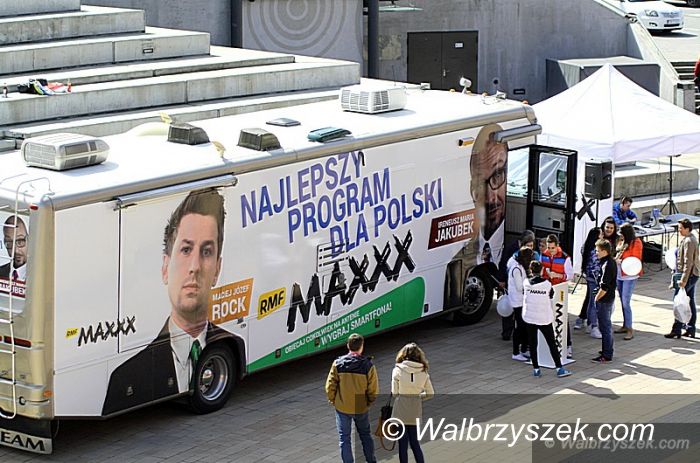Wałbrzych: MAXXXOBUS przed Victorią