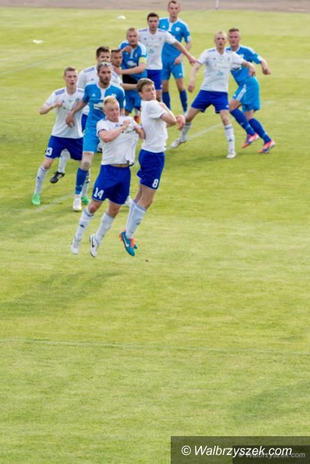 Kraj: II liga piłkarska: Zażarta walka o awans i utrzymanie trwa nadal