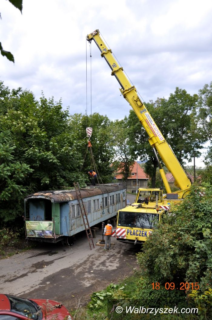 Wałbrzych/Jaworzyna Śląska: Zabytkowy wagon z Wałbrzycha odkopany