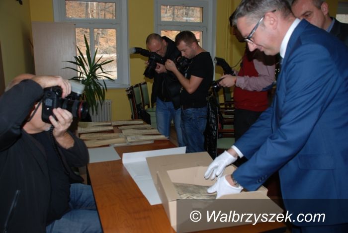 powiat wałbrzyski: Dokumenty znalezione w Głuszycy przekazane do Starostwa Powiatowego