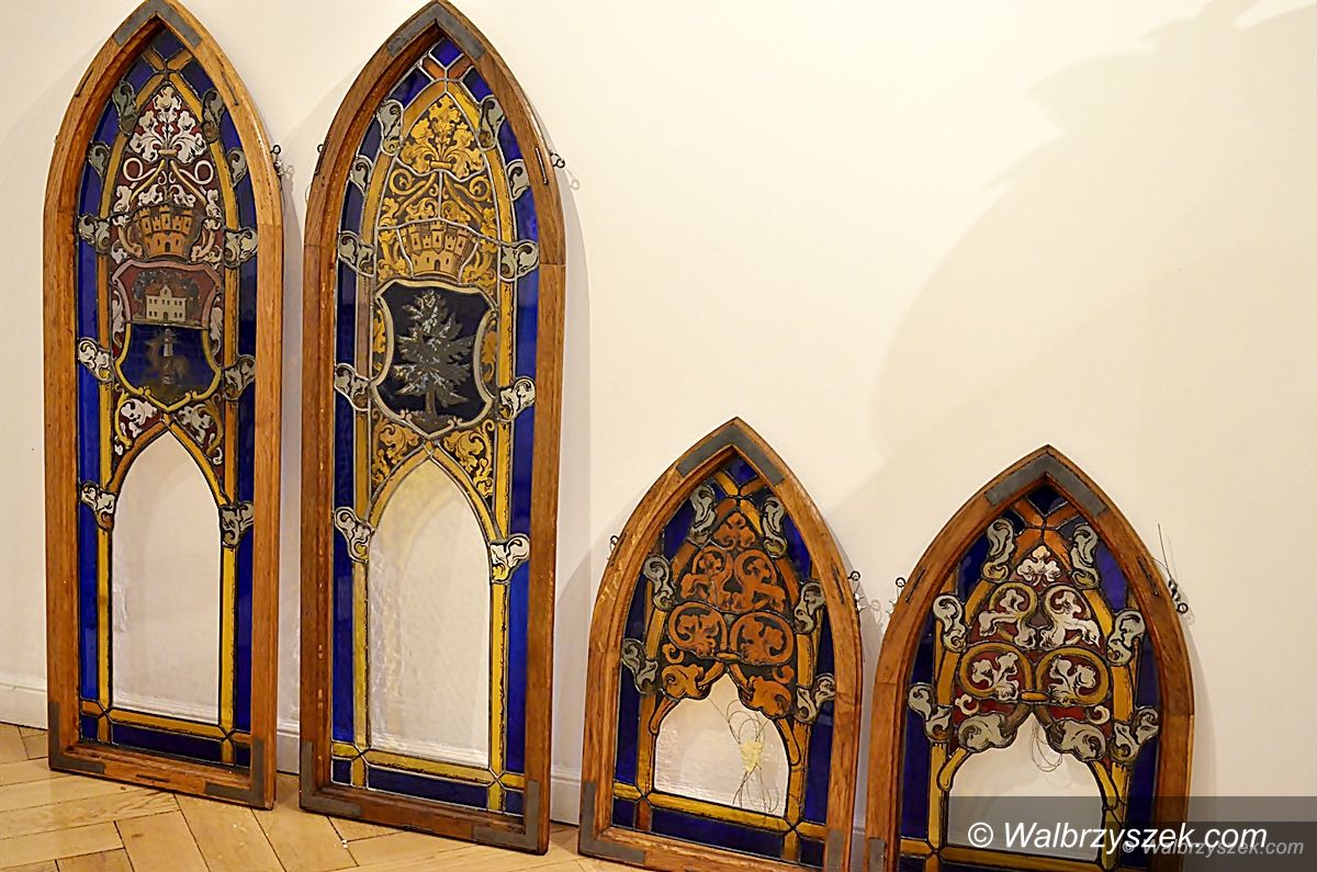 Wałbrzych: Witraże po konserwacji wróciły do Muzeum Porcelany