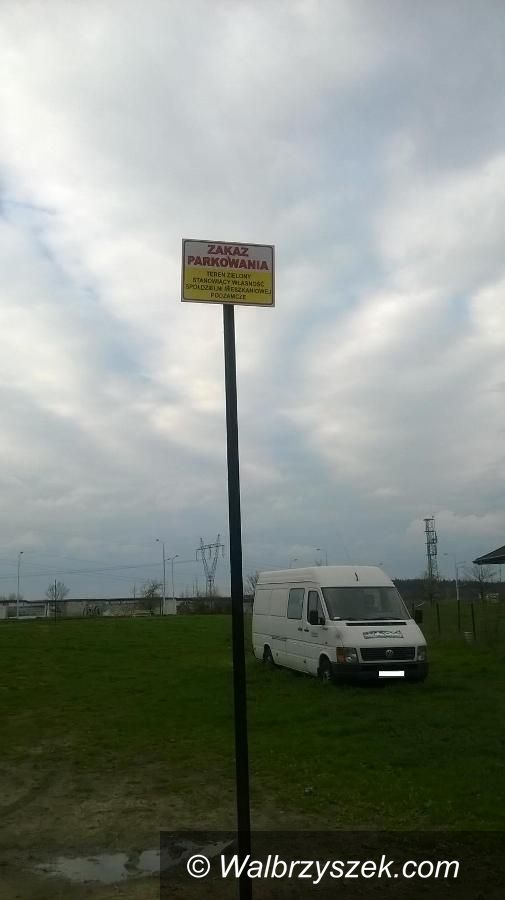 Wałbrzych: Parkują na trawnikach