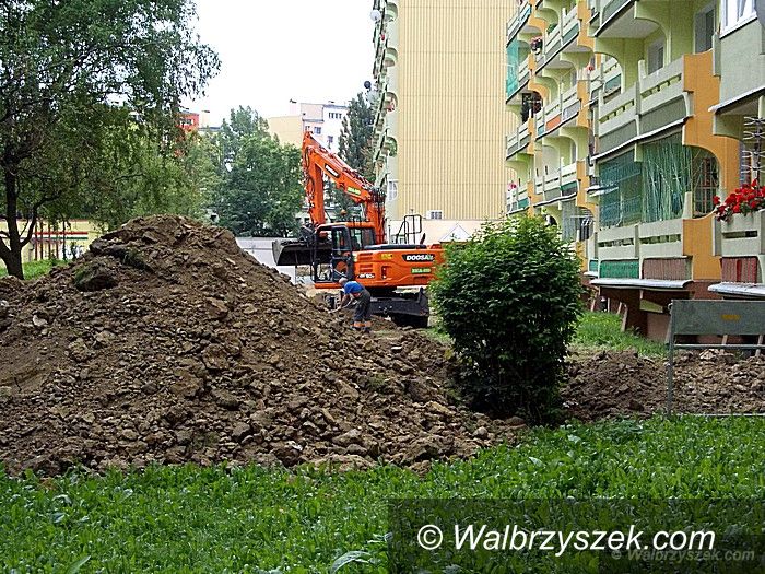 Wałbrzych: Wymiana sieci ciepłowniczej utrudnia życie mieszkańcom Podzamcza