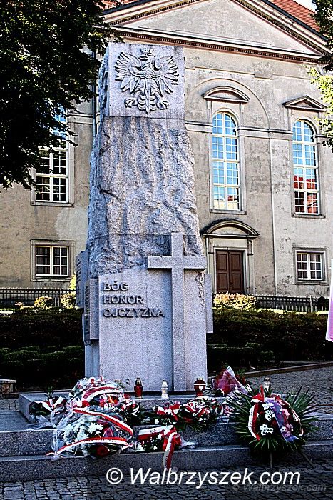 Wałbrzych: Kwiaty w rocznicę wybuchu II wojny światowej