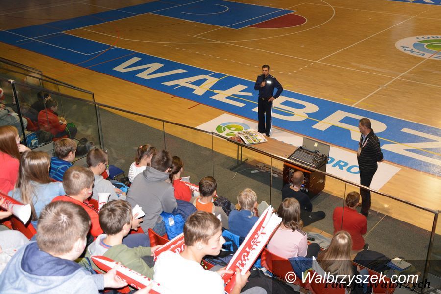 Wałbrzych/REGION: Policja uczy właściwych zachowań wobec zagrożeń o charakterze terrorystycznym