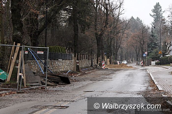 REGION, Szczawno-Zdrój: Mieszkańcy Szczawna Zdroju się niecierpliwią, a remont ulicy Mickiewicza się przedłuży
