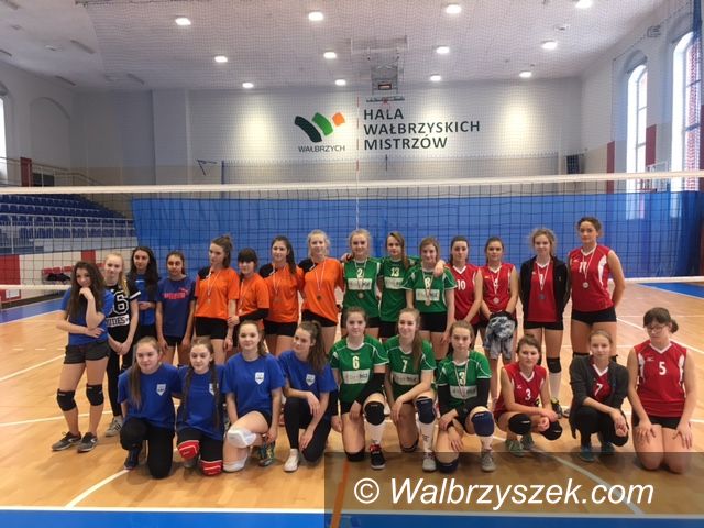 Wałbrzych: Grały gimnazjalne siatkarskie trójki