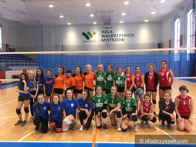 Wałbrzych: Grały gimnazjalne siatkarskie trójki