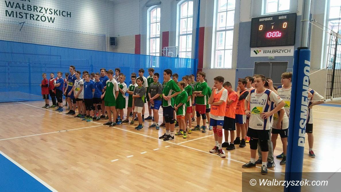 Wałbrzych: Rywalizowały siatkarskie czwórki