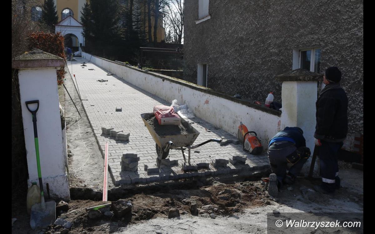 REGION, Stare Bogaczowice: Droga do kościoła jak nowa
