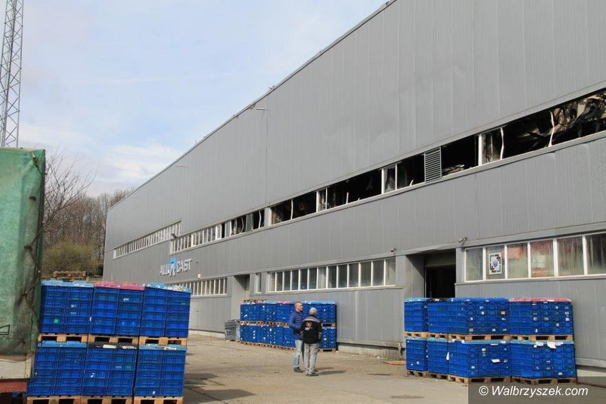 REGION, Świebodzice: Spalona hala wraca do życia